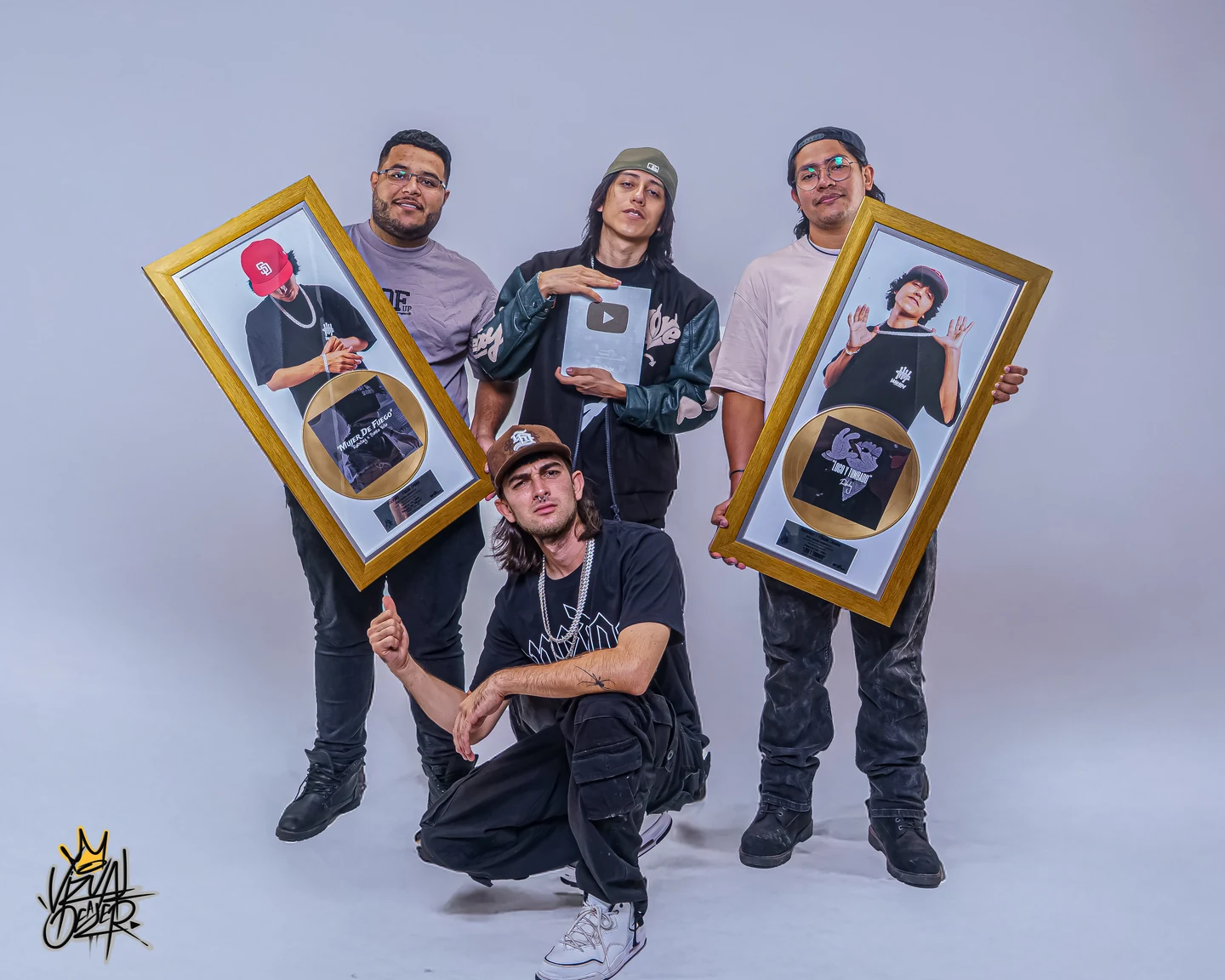 Rabelay y el equipo de trabajo con discos de oro y una placa de YouTube