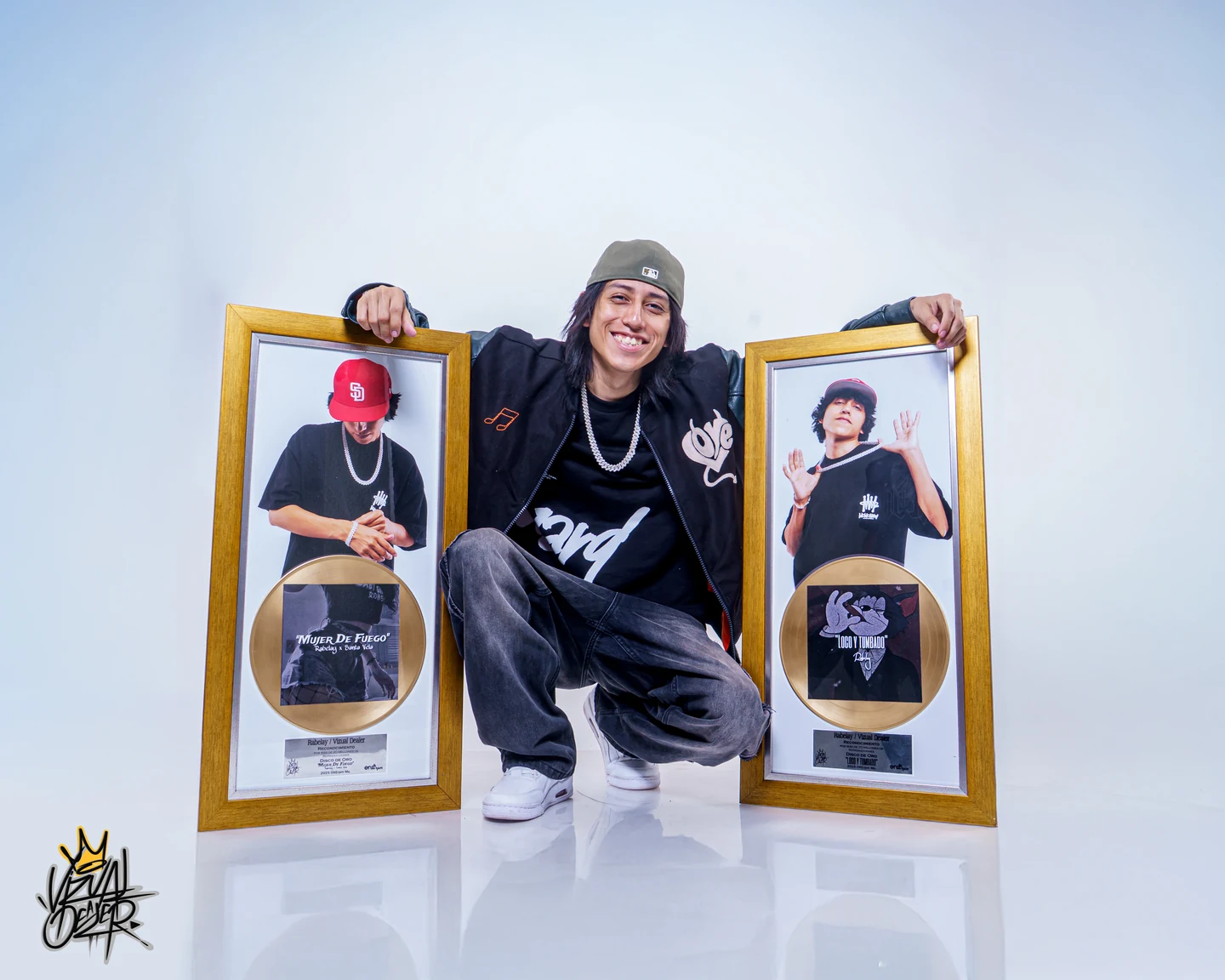 Rabelay con los discos de oro de Mujer de Fuego y Loco y Tumbado